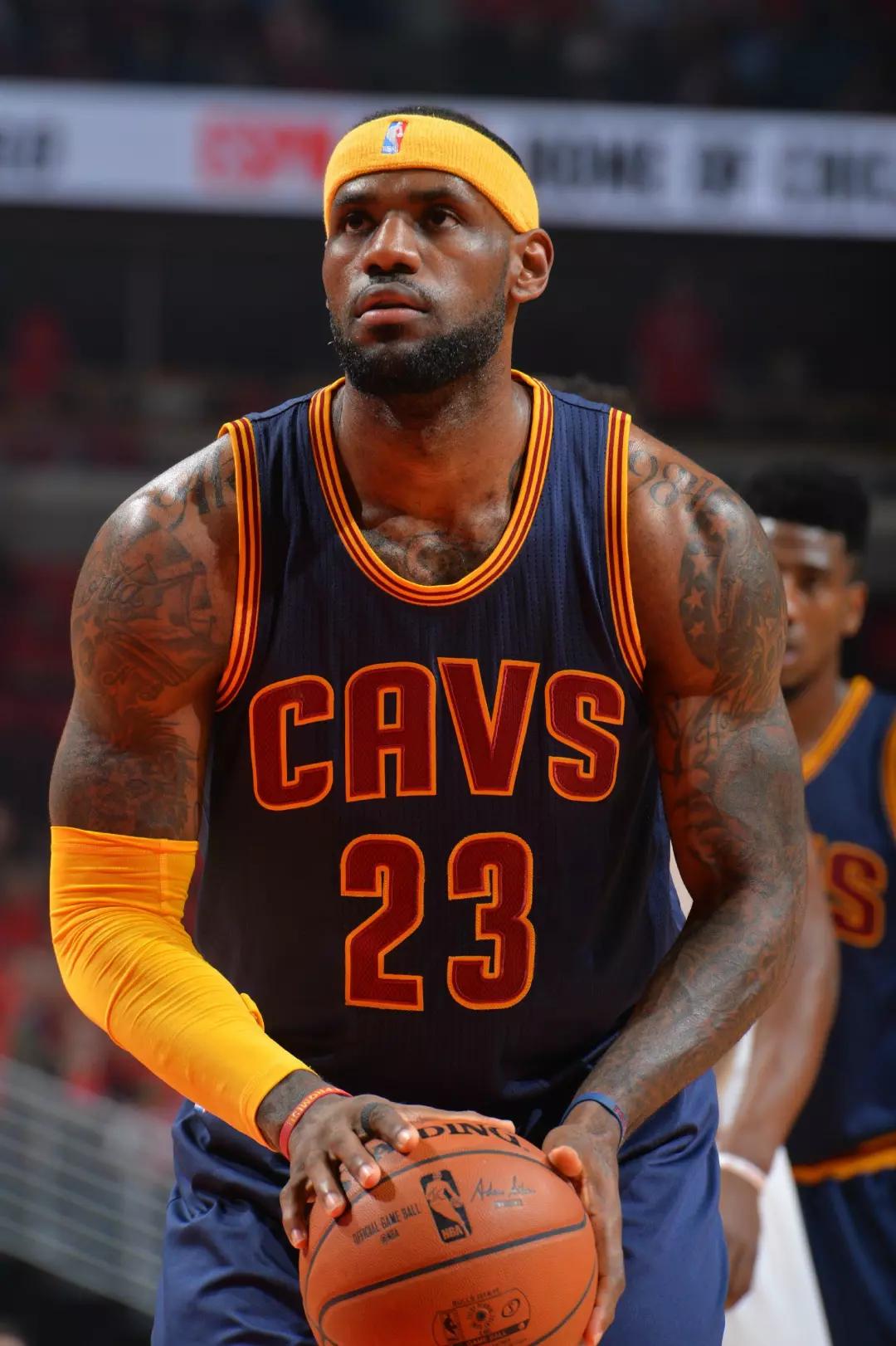 太疼了，萨勒马克尔斯被对手踩中后在地上抽动（萨勒马克尔斯遭对手踩踏后痛苦倒地抽搐）