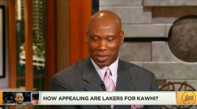 晚旗报：阿森纳旧将帕尔特伊即将加盟黄潜，将签约1+1年（据晚旗报，前阿森纳中场帕尔特伊接近加盟比利亚雷亚尔，合同为1+1年）