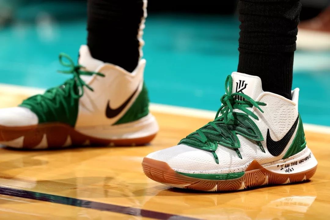 湖人生涯最强一战！斯玛特狂轰8记三分砍26分创赛季新高（湖人生涯代表作！斯玛特轰进8记三分狂砍26分，刷新赛季新高）