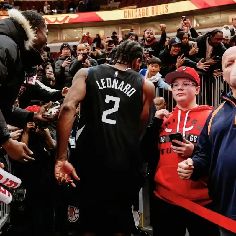 享受圣诞假期！李凯尔更新社媒 晒与家人们的圣诞合照（李凯尔社媒晒与家人圣诞合影，尽享假期温馨时刻）