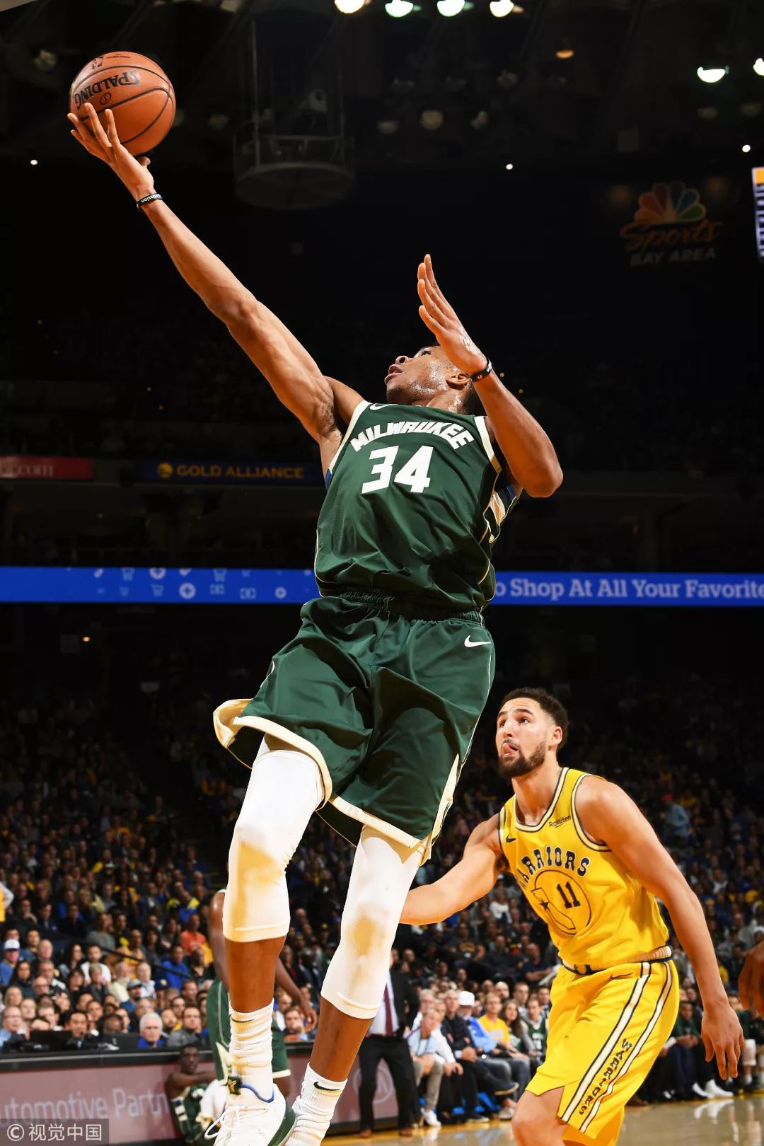 拉卡泽特回到酋长球场，观看并解说枪手对阵拜仁的比赛（拉卡泽特重返酋长球场，现场观战并解说阿森纳对阵拜仁）