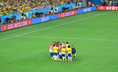 队报：大巴黎上诉成功，卢卡斯肘击染红禁赛减至两场（队报：巴黎申诉得手，卢卡斯肘击红牌停赛降至两场）