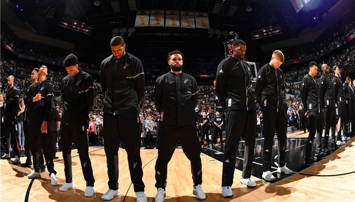 逆天，挪威甲门将点球大战一脚将摆好的球踢走以干扰对方（点球大战现奇招：挪威甲门将将摆好皮球一脚踢开扰乱对手）