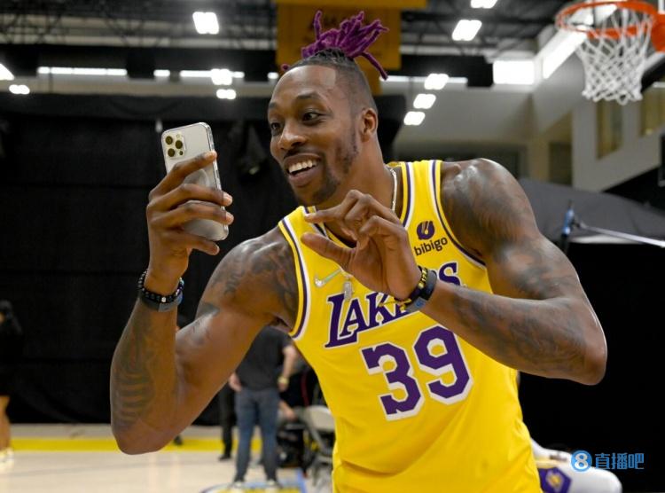 布伦森比赛中换鞋，从Kobe 3换回Kobe 6（布伦森赛场临时换鞋：由Kobe 3改穿Kobe 6）