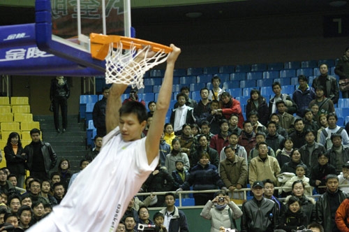 泰州队苏超夺冠，澎湃：泰州多景区向全球游客免票（泰州队夺得苏超冠军，澎湃称泰州多景区对全球游客免门票）