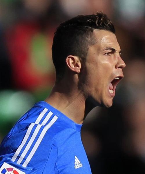 浓眉成为东契奇后首位至少获得35分15篮板的独行侠球员（浓眉继东契奇之后，成为首位至少砍下35分15篮板的独行侠球员）