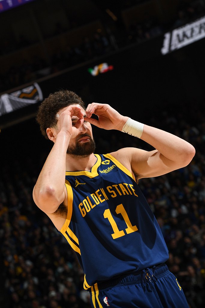 郭昊文再传空接被詹姆斯大帽扇出 林庭谦追身命中三分打停同曦（郭昊文再度空接遭詹姆斯大帽，林庭谦追身三分命中逼停同曦）